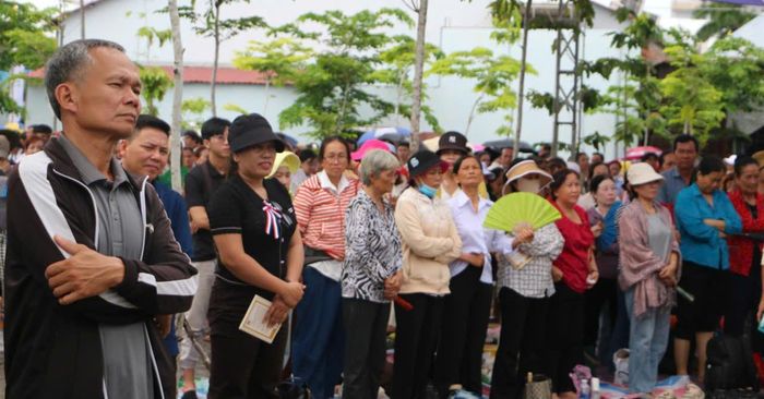  Các tín hữu theo dõi nghi thức tuyên phong Chân phước cho linh mục Trương Bửu Diệp 