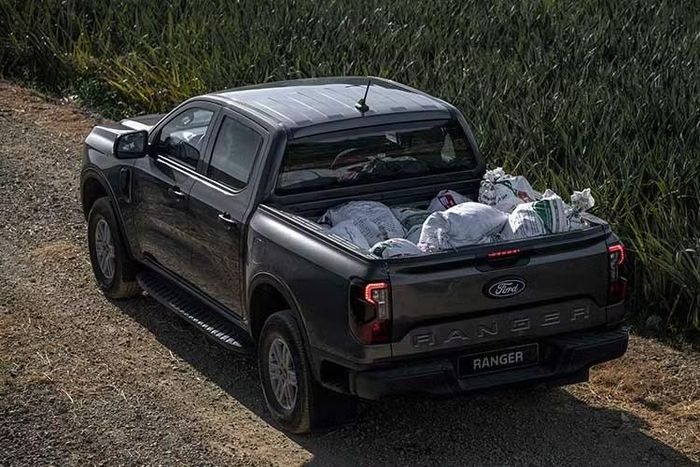 Ranger Wildtrak 2.0L turbo với hệ dẫn động 4x4 gài cầu điện và khóa vi sai sau tự động, hệ thống quản lý địa hìnhgiúp chiếc xe vận hành linh hoạt và tiết kiệm dù đi trong phố hay các hành trình dài. Phanh đĩa 4 bánh, mâm xe 18-inch thiết kế mới, cảm biến áp suất lốp,...