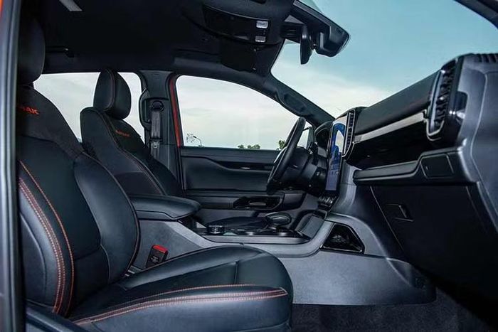 Trong suốt quá trình sở hữu xe, khách hàng luôn được đồng hành bởi đội ngũ Chuyên gia Ford sẵn sàng tư vấn trực tuyến, Ford App cập nhật tình trạng xe, các giải pháp linh hoạt như Dịch vụ lưu động 4 giờ hoặc miễn phí, dịch vụ Nhận và giao xe tận nơi, Bảo dưỡng nhanh chuẩn xác giúp khách hàng tiết kiệm tối đa thời gian…