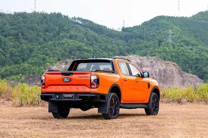 Gây hứng khởi nhất luôn là Ranger Raptor 3.0L – đến từ gia đình Ford Hiệu Năng Cao với trải nghiệm lái đầy phấn khích. Động cơ xăng EcoBoost 3.0L mang lại khả năng tăng tốc ấn tượng và phản hồi nhạy bén, kết hợp với hệ thống treo trứ danh Fox Sport 2.5 inch nổi tiếng trên các đường đua địa hình tốc độ cao