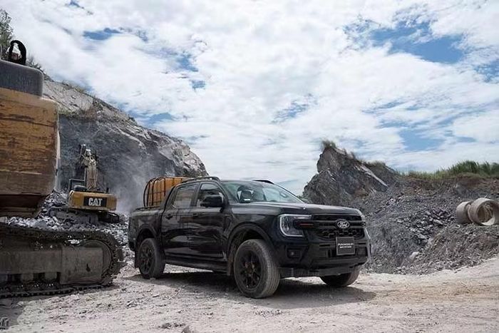 Ford Việt Nam công bố nâng cấp dải sản phẩm Ranger mới – chiếc bán tải dẫn đầu phân khúc trong hơn 13 năm. Theo đó, dải sản phẩm gồm các phiên bản bắt đầu từ XLS 2.0L 4x2 và 4x4, Wildtrak 2.0L, Wildtrak 3.0L V6 và Raptor 3.0L EcoBoost. Xe được nâng cấp cả về công nghệ, tiện nghi và khả năng vận hành để tiếp tục giữ vững vị trí tiên phong là dòng xe mạnh mẽ, bền bỉ và đáp ứng nhu cầu đa dạng nhất của người tiêu dùng Việt.