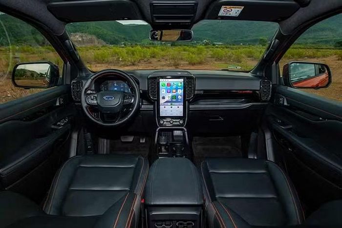 Bên trong nội thất của Ranger Raptor 3.0L được thiết kế giống khoang lái của máy bay chiến đấu để đảm bảo an toàn tối ưu, hệ thống loa B&O và một loạt tiện nghi cao cấp khác đã mang đến vị trí hoàn toàn khác biệt và đại diện phong cách sống đầy cảm hứng của Raptor.