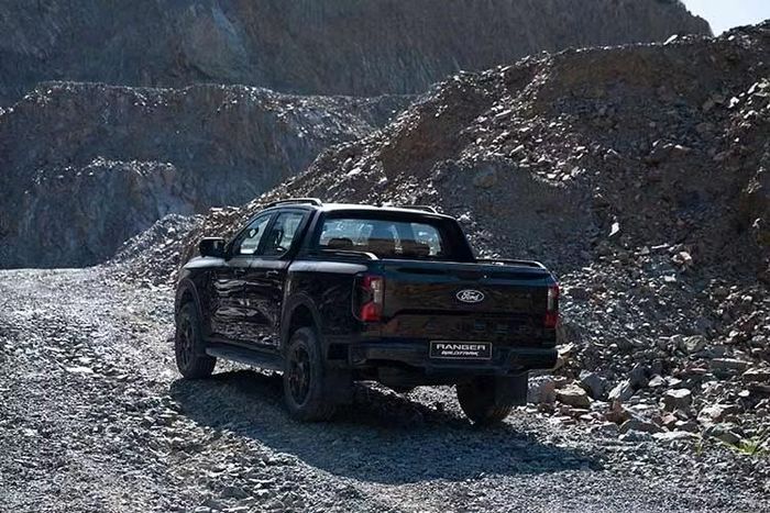 Với việc nâng cấp lần này, tất cả các phiên bản Ranger đều được trang bị hộp số tự động 10 cấp. Động cơ dầu 2.0L turbo cũng được cải tiến với xích cam bền bỉ và hệ thống phun nhiên liệu Bosch mới mang lại khả năng vận hành tối ưu, giảm chi phí bảo dưỡng,đồng thời cân bằng giữa tiết kiệm nhiên liệu, sức kéo và độ êm ái trên mọi hành trình.