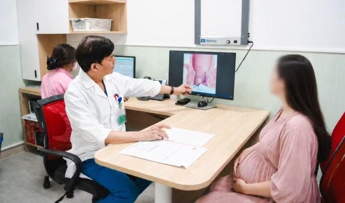 Bác sĩ tư vấn cho thai phụ - Ảnh BVCC
