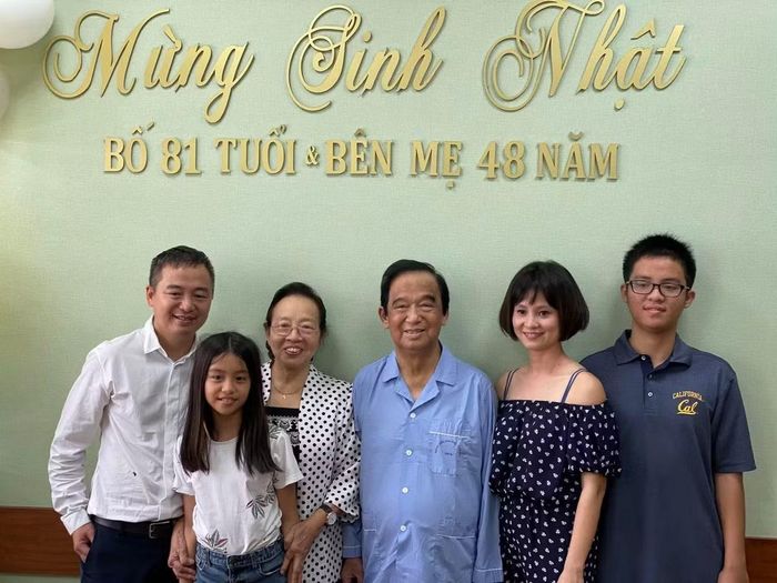 Gia đình GS Nguyễn Lân Dũng. Ảnh: NVCC.
