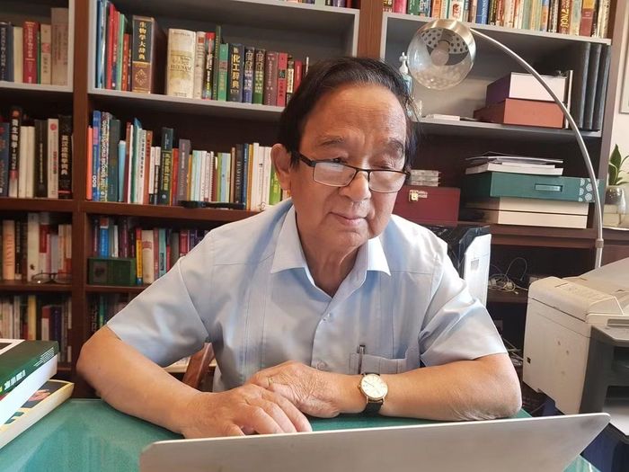 GS Nguyễn Lân Dũng không bao giờ ngừng tự học. Ảnh: NVCC.