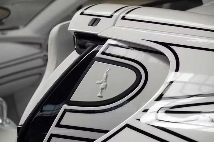 Các chi tiết bằng sứ trên siêu phẩm Bugatti Mistral "hàng thửa" này cũng được sử dụng nhiều trong cabin trên cần số, tấm che loa, tay vịn trung tâm, tấm đệm đầu gối và các công tắc cửa sổ.