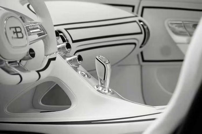 Việc sản xuất những chi tiết này đòi hỏi kỹ thuật chế tạo tỉ mỉ, vì sứ co lại khoảng 17% trong quá trình nung, có nghĩa là mỗi bộ phận phải được làm lớn hơn kích thước cần thiết trước khi nung để có thể lắp ráp hoàn hảo sau khi hoàn thiện. Sau khi Bugatti phủ lớp sơn trắng, hàng chục đường kẻ đen phức tạp được vẽ thủ công.