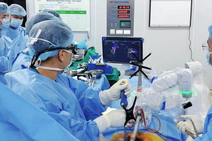 Ê-kíp can thiệp cho bệnh nhân - Ảnh BVCC