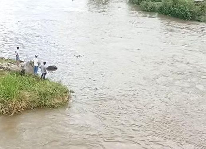 Vượt cầu tạm trên sông, nam thanh niên bị nước cuốn trôi.