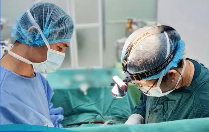 Ê-kíp phẫu thuật cho bệnh nhân - Ảnh BVCC