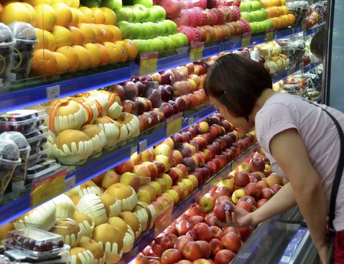 Khách hàng ngày càng chuộng trái cây ngoại nhờ chất lượng ổn định và tính thẩm mỹ cao. (Ảnh: Fuji Fruit)