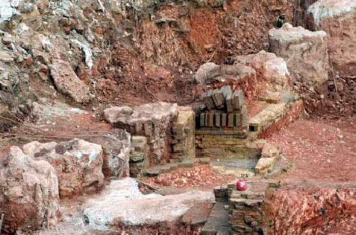 Phát hiện lăng mộ cổ ở trung tâm thành phố Quảng Châu, bên trong chứa bốn đèn dầu bằng sứ men xanh. Ảnh: @China.org.
