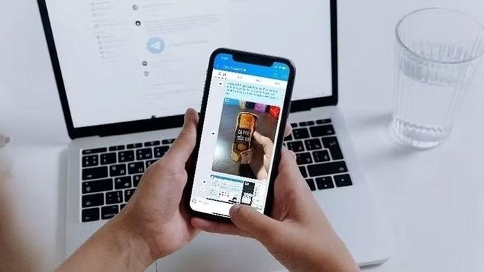 Một nguyên nhân ít được chú ý là tính năng tự động tải ảnh, video và tài liệu từ các ứng dụng nhắn tin, bởi mỗi tệp được gửi đến đều tự động lưu vào bộ nhớ mà người dùng không hề hay biết, vì vậy việc tắt chế độ tự động tải xuống sẽ giúp tiết kiệm đáng kể dung lượng lưu trữ, đặc biệt với những người thường xuyên tham gia nhiều nhóm trò chuyện.