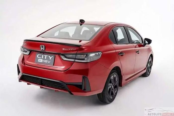 Ở lần nâng cấp này, Honda City được thay đổi đáng kể ở ngoại thất. Xe có cụm đèn pha Projector Lens thiết kế mới, dải đèn LED nối liền phía trước, lưới tản nhiệt và cản trước mới, mâm hợp kim 16 inch hai tông màu, logo H Mark đơn sắc, đèn hậu thiết kế mới và cản sau tinh chỉnh.