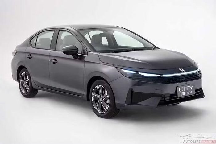 Honda City 2026 có tổng cộng 7 màu ngoại thất tùy phiên bản, cùng 2 tùy chọn màu nội thất gồm đen và xám Platinum dành riêng cho bản e:HEV SV. Sau khi ra mắt Thái Lan, City 2026 được kỳ vọng sẽ sớm có mặt tại Việt Nam. Mẫu xe này hiện là sản phẩm ôtô bán chạy thứ hai của Honda Việt Nam, sau CR-V.