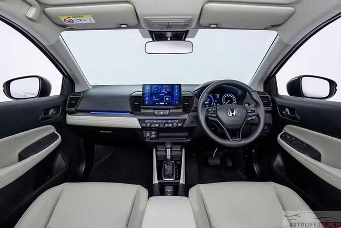 Bên trong cabin, Honda City 2026 được bổ sung gương chiếu hậu chống chói tự động, màn hình cảm ứng trung tâm dạng nổi kích thước 10 inch, hỗ trợ kết nối Apple CarPlay/Android Auto không dây, đèn viền nội thất, sạc điện thoại không dây và hệ thống camera 360 độ.