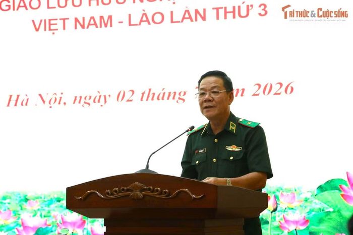 Thiếu tướng Văn Ngọc Quế, Phó chủ nhiệm Chính trị Bộ đội Biên phòng chia sẻ về các hoạt động hợp tác ở biên giới Việt Nam-Lào và công tác chuẩn bị cho chương trình Giao lưu. Ảnh: Trà Khánh.