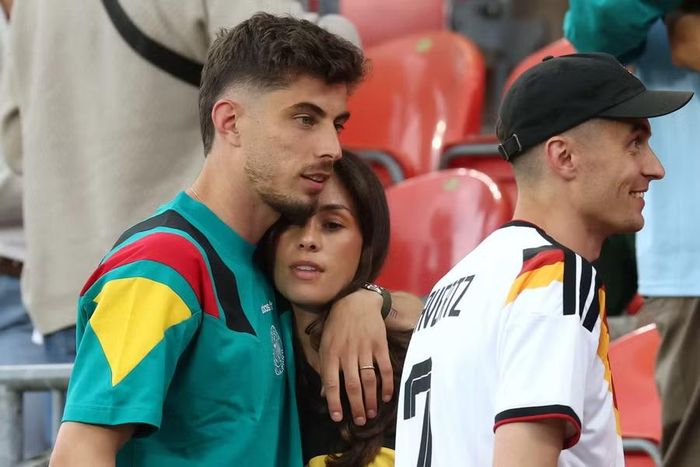 Tiền đạo Kai Havertz ngồi trên khán đài cùng vợ Sophia, người đã đến Bắc Mỹ theo dõi tuyển Đức thi đấu.