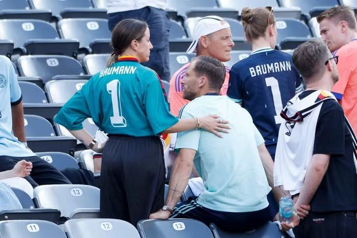 Thủ môn Oliver Baumann ngồi cùng vợ Charlotte trên khán đài sau trận tuyển Đức thắng Ecuador ở vòng bảng World Cup 2026.