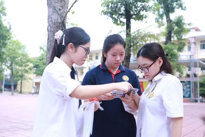 Thí sinh trao đổi bài sau khi kết thúc buổi thi cuối cùng của Kỳ thi tốt nghiệp THPT năm 2026.