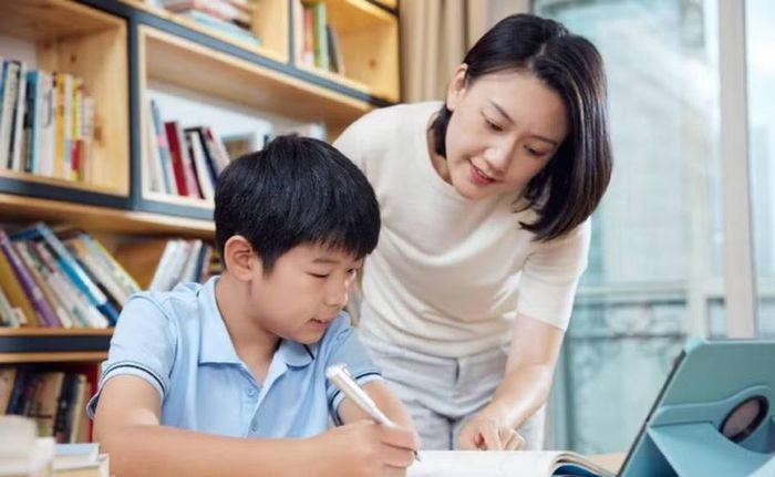 Bảng điểm trông có vẻ chỉ là một con số, một tờ giấy, nhưng lại mang trên đó những kỳ vọng vô tận của các bậc cha mẹ. (Ảnh: ITN).