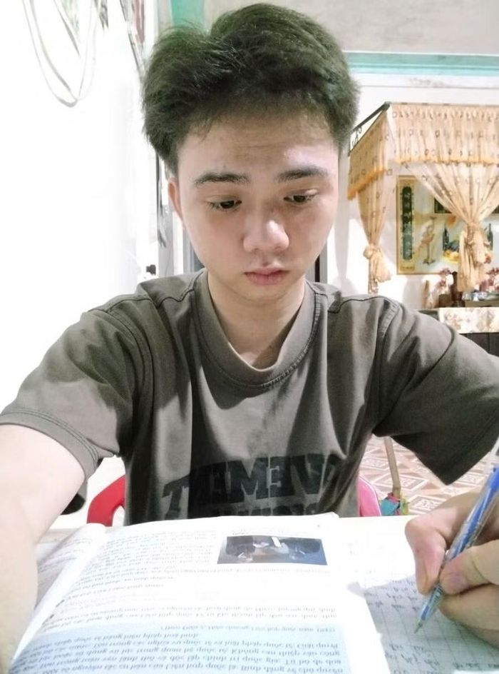 Mái trường Trung tâm GDNN-GDTX Quảng Trạch đã trang bị cho em kỹ năng nghề để Minh và các bạn tham gia thị trường lao động.