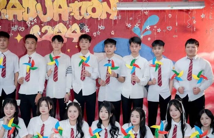Em Nguyễn Minh Vũ (người thứ 4 từ bên phải). Ảnh NVCC.