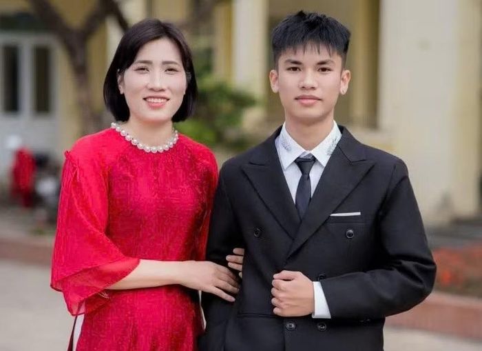 Nguyễn Minh Vũ và cô giáo chủ nhiệm.