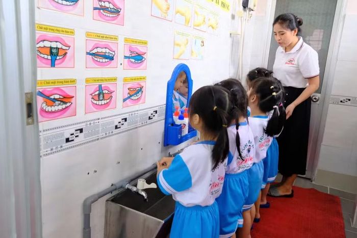 Trẻ mầm non ở Cần Thơ được hướng dẫn rửa tay thường xuyên, phòng dịch bệnh học đường. Ảnh: Yến Phương.