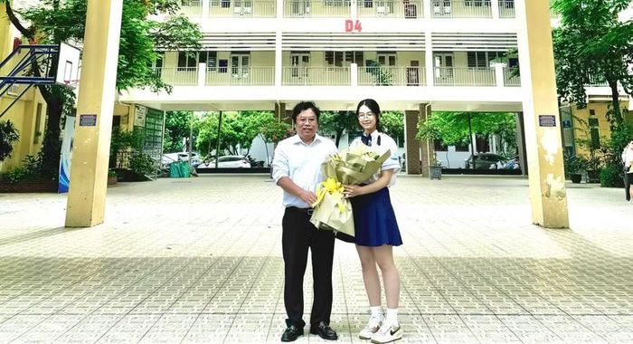 Thủ khoa toàn quốc tổ hợp A01 Hoàng Hương Giang và thầy chủ nhiệm Trương Trọng Khánh.