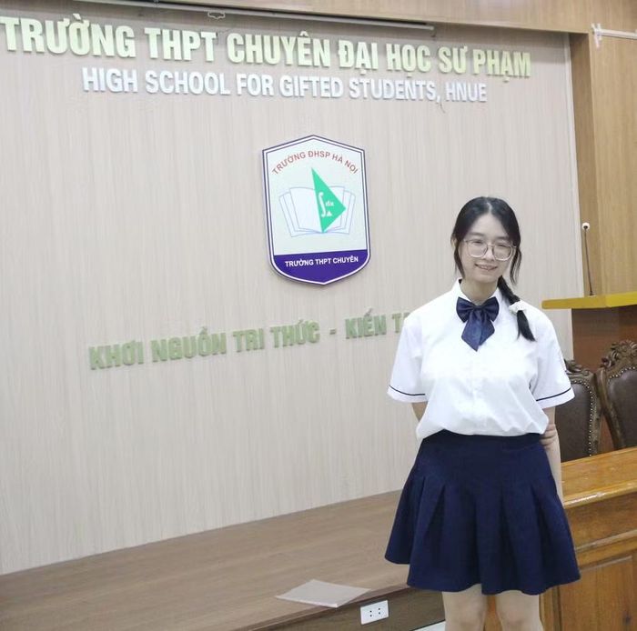 Thủ khoa toàn quốc tổ hợp A01 với 29,75/30 điểm Hoàng Hương Giang còn đạt điểm tuyệt đối 1.600/1.600 SAT, IELTS 8.0