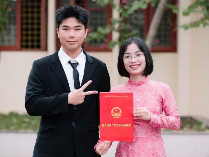 Em Lương Trung Kiên cùng cô giáo chủ nhiệm lớp 12A3, Trường THPT Định Hóa.