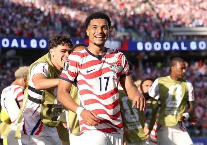 Tiền vệ Malik Tillman sút phạt thành bàn, ấn định chiến thắng 2-0 và đưa tuyển Mỹ vào vòng 1/8 World Cup 2026.