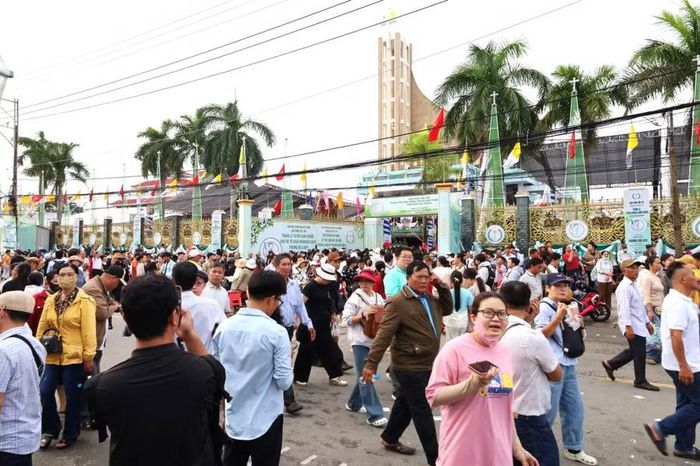Trước cổng Nhà thờ Tắc Sậy.