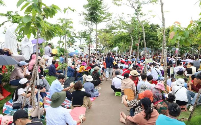 Người dân có mặt từ sớm đợi chứng kiến nghi lễ tuyên chân phước.