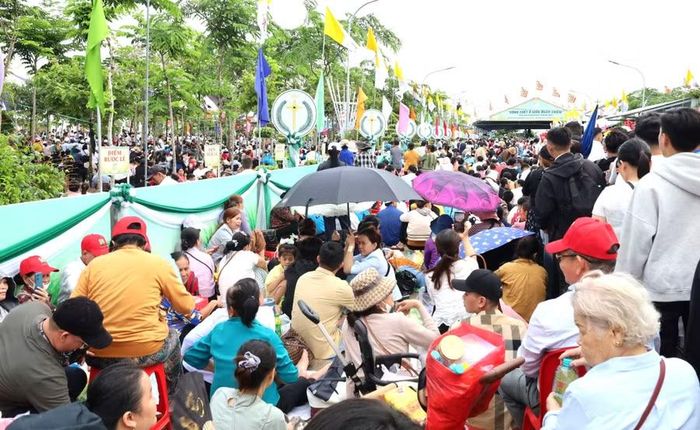 Người dân nghỉ ngơi kín lối vào khu vực hành lễ.