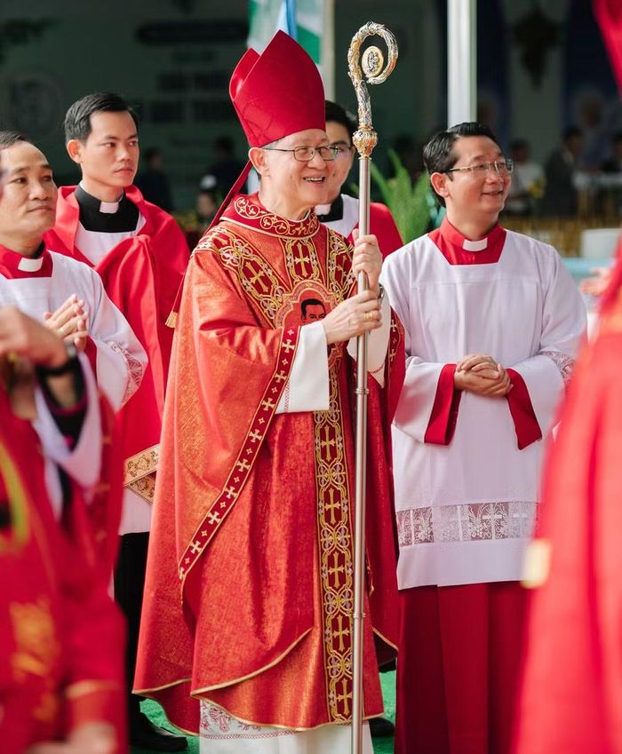 Đức Hồng y Luis Antonio G. Tagle, Tổng trưởng Bộ Loan báo Tin Mừng, Đặc sứ của Đức Thánh Cha Lêô XIV tiến vào khu vực hành lễ.