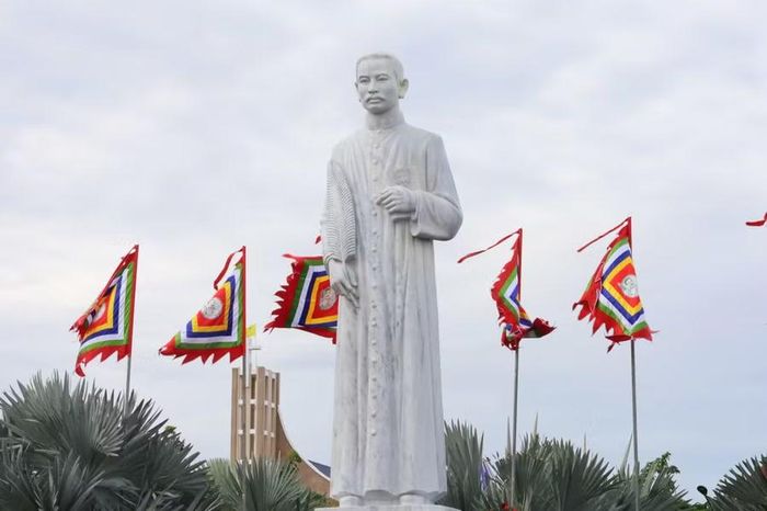 Tượng Cha Phanxicô Xaviê Trương Bửu Diệp tại khuôn viên Nhà thờ Tắc Sậy.