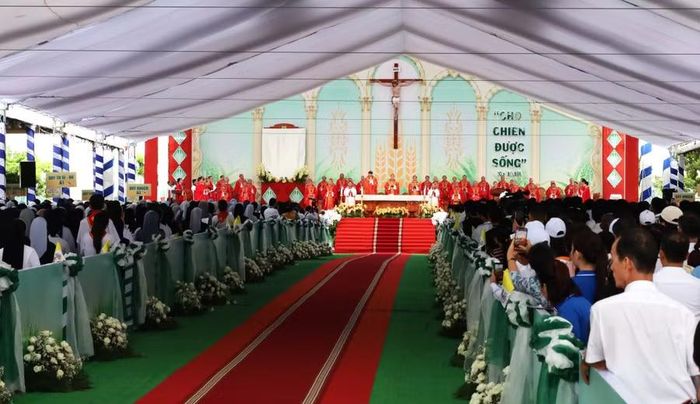 Đức Hồng y Luis Antonio G. Tagle thực hiện nghi lễ tuyên chân phước cho Linh mục Phanxicô Xaviê Trương Bửu Diệp.