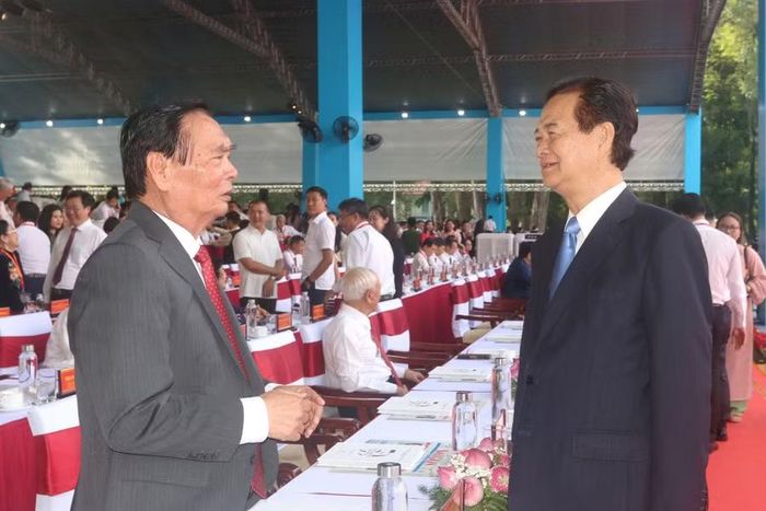 Nguyên Thủ tướng Nguyễn Tấn Dũng (phải) dự lễ kỷ niệm.