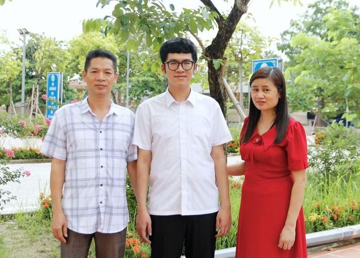  Hoàng Quang Minh cùng bố mẹ. 