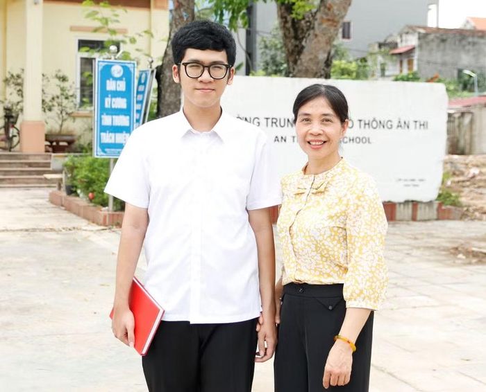 Hoàng Quang Minh cùng cô giáo Nguyễn Thị Loan, Hiệu trưởng Trường THPT Ân Thi.