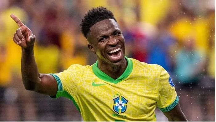 Theo El Debate, tiền đạo người Brazil đang phân vân giữa việc ký hợp đồng mới với Real Madrid hoặc rời Bernabeu theo dạng tự do vào mùa hè năm sau.