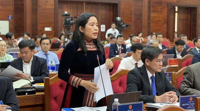 Bà Lê Thị Thanh Xuân – Giám đốc Sở GD&ĐT tỉnh Đắk Lắk trả lời tại kỳ họp.