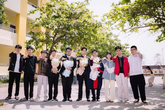 Trong mắt bạn bè, Tuấn Huy là cậu học trò chăm chỉ, trách nhiệm và giàu nghị lực.