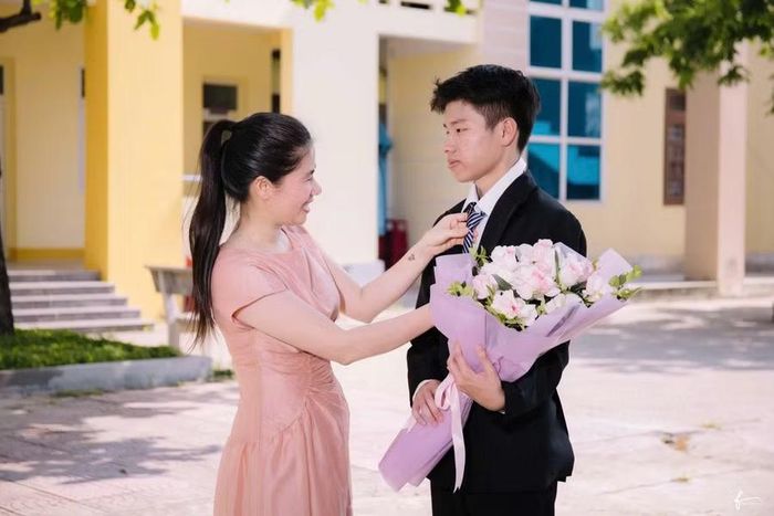Hành trình của Huy luôn có bóng dáng người mẹ âm thầm dõi theo và động viên.