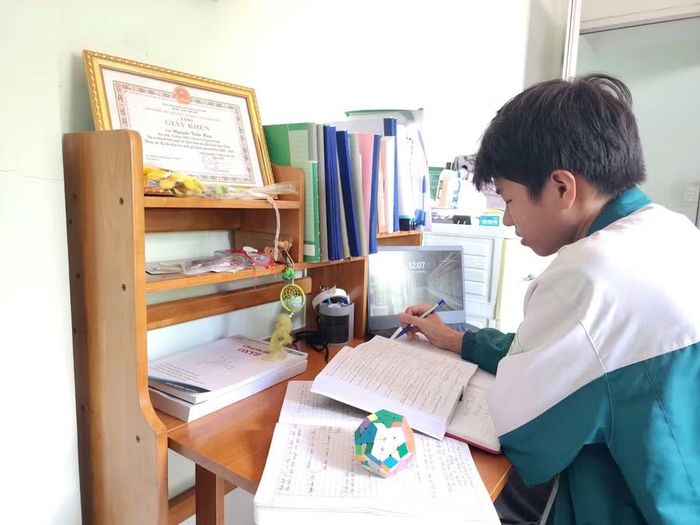 Góc học tập giản dị là nơi Tuấn Huy miệt mài theo đuổi ước mơ.