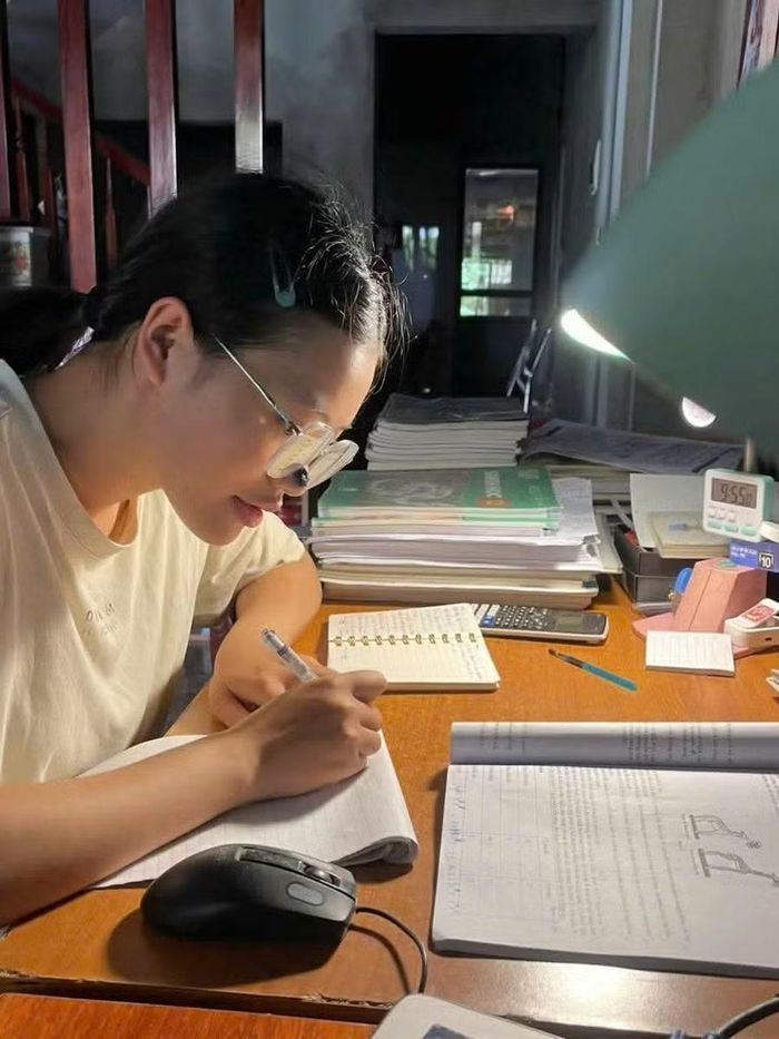 Góc bàn học của Trà Giang luôn sáng đèn.