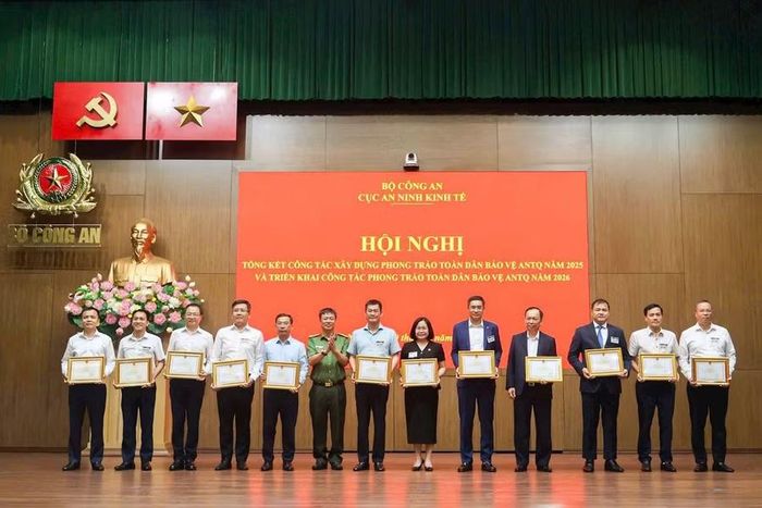 Tổng giám đốc EVNGENCO1 Lê Hải Đăng (thứ tư từ phải sang) đại diện Tổng công ty nhận Bằng khen của Bộ trưởng Bộ Công an.